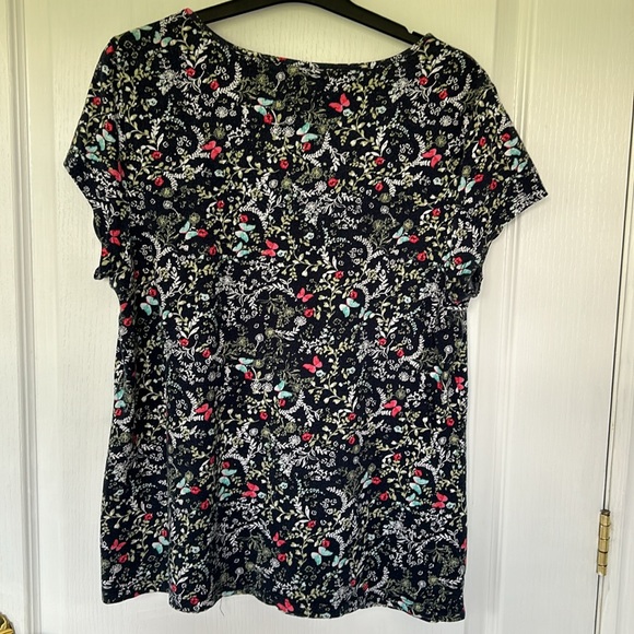 Women’s Charter Club summer top size L in floral butterfly print. Silver thread - Picture 3 of 4